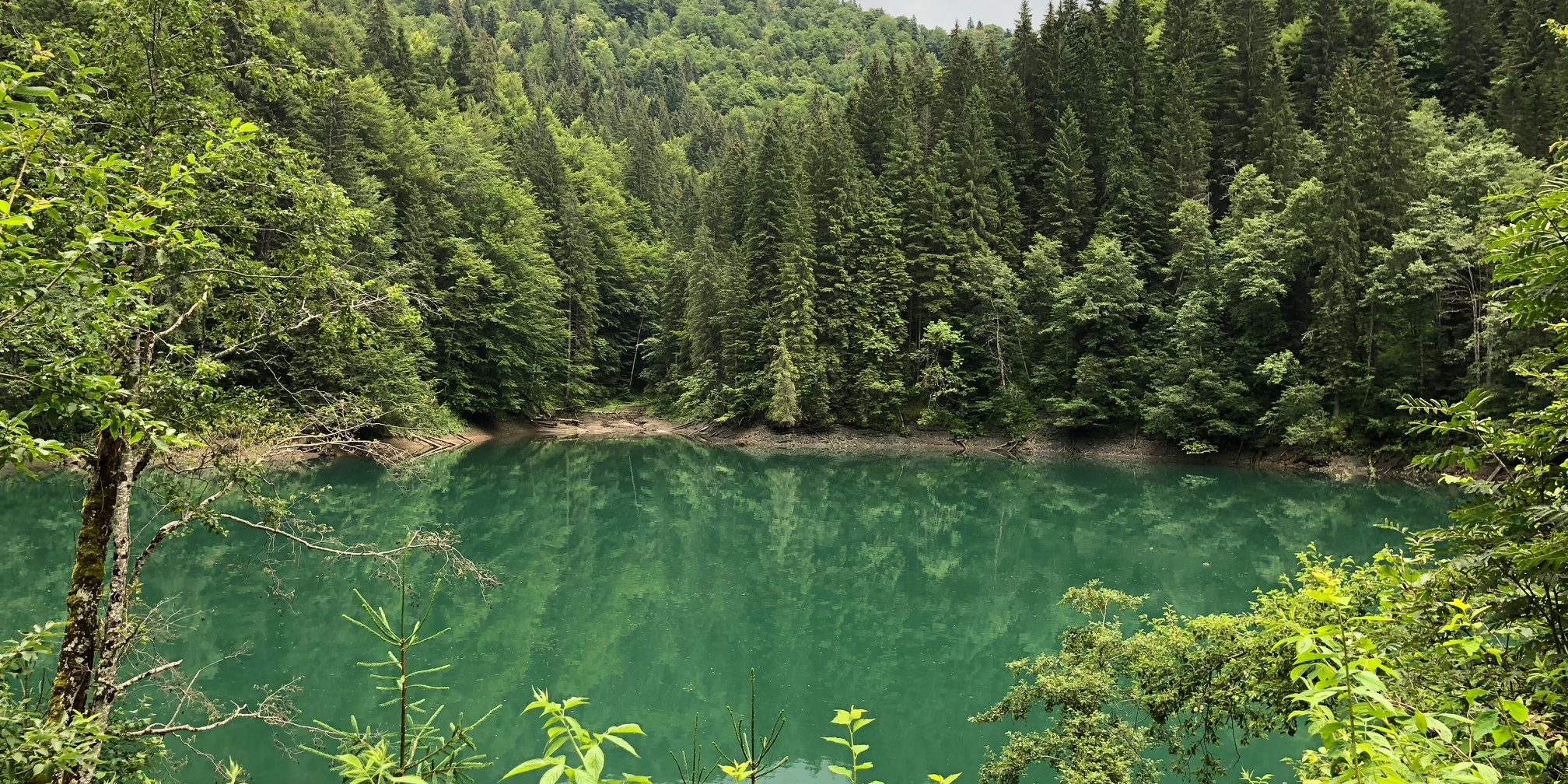 Lacul Scropoasa – Oglinda Cerului in Inima Muntilor Lacul Scropoasa - Oglinda Cerului in Inima Muntilor