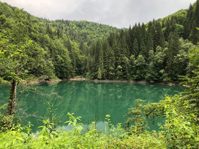 Lacul Scropoasa – Oglinda Cerului in Inima Muntilor Lacul Scropoasa - Oglinda Cerului in Inima Muntilor