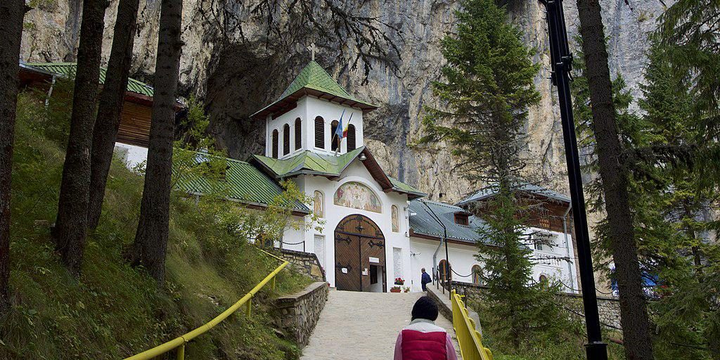 Pestera Ialomitei – O calatorie in adancurile muntelui Pestera Ialomitei - O calatorie in adancurile muntelui