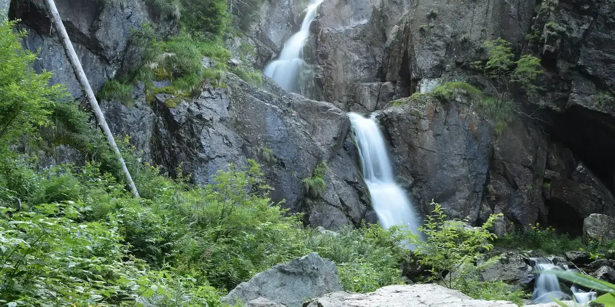 Intre Mit si Realitate – Magia Cascadei Moara Dracilor Intre Mit si Realitate - Magia Cascadei Moara Dracilor