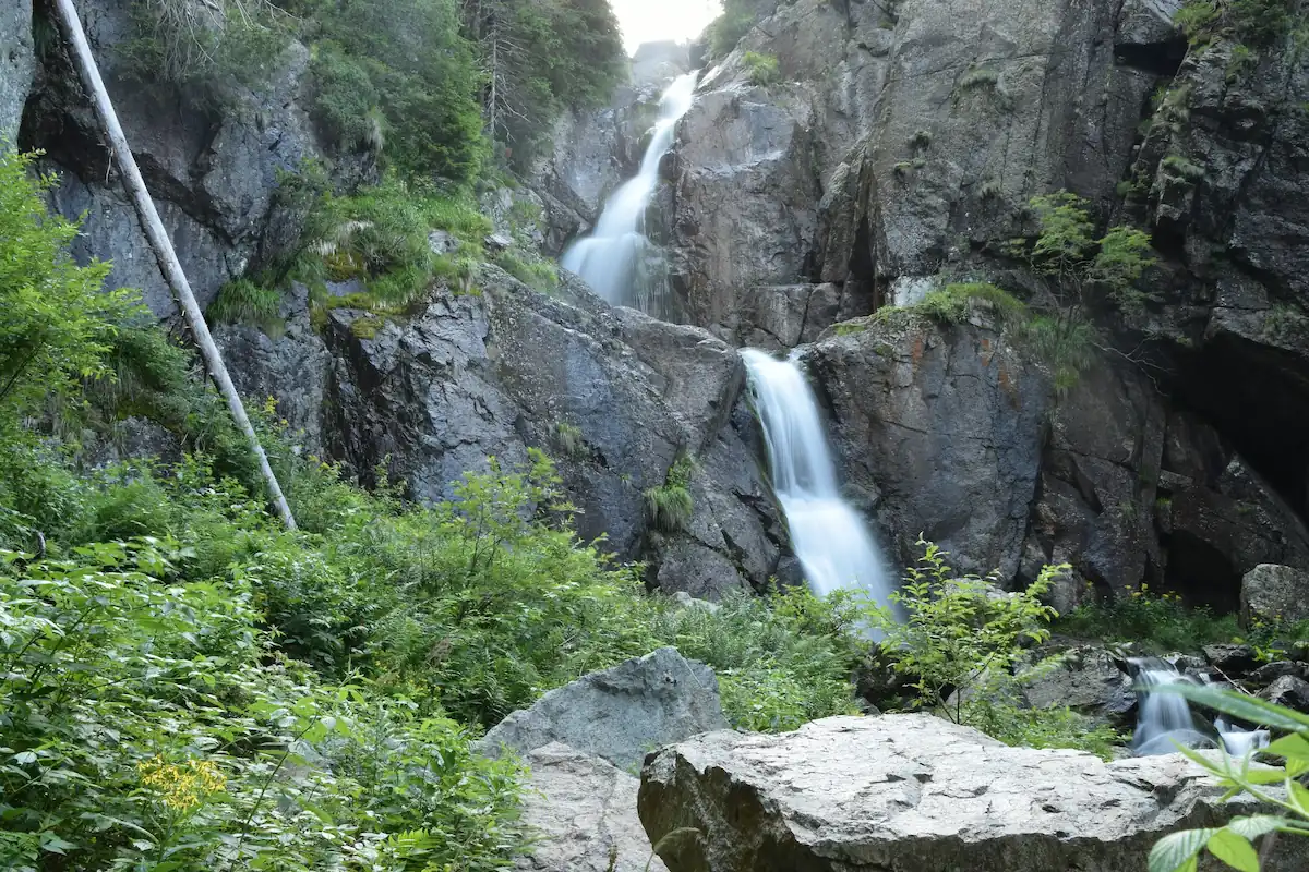 Intre Mit si Realitate – Magia Cascadei Moara Dracilor Intre Mit si Realitate - Magia Cascadei Moara Dracilor