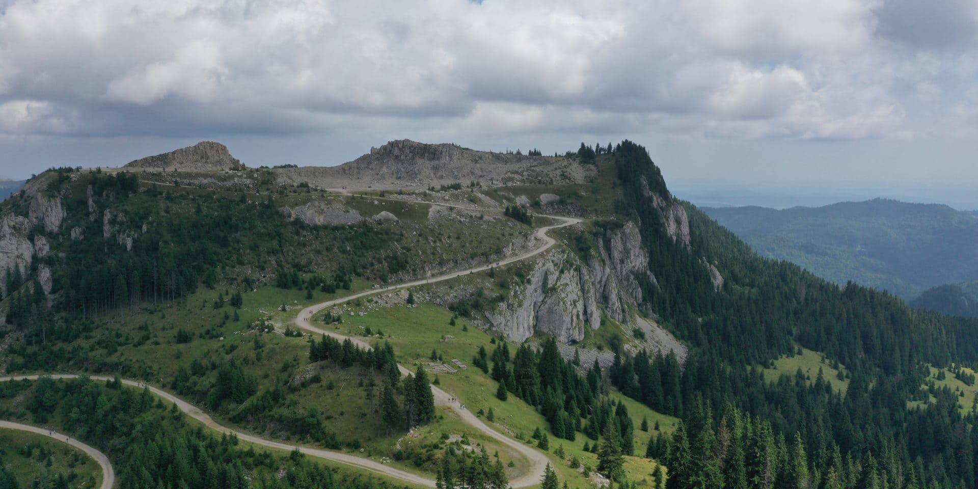Drumetie prin peisaje vii – Podu’ cu Florile Drumetie prin peisaje vii – Podu' cu Florile