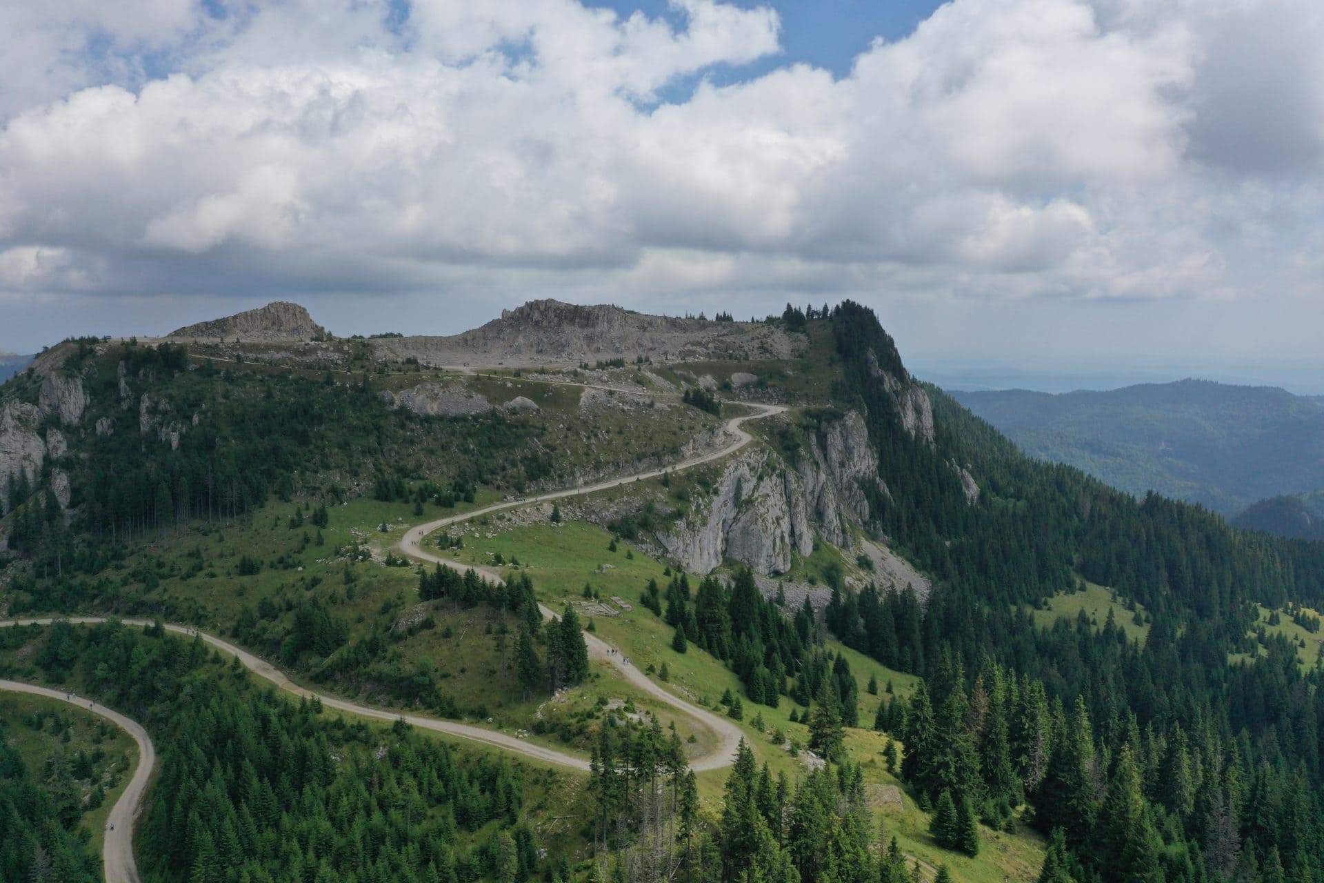 Drumetie prin peisaje vii – Podu’ cu Florile Drumetie prin peisaje vii – Podu' cu Florile