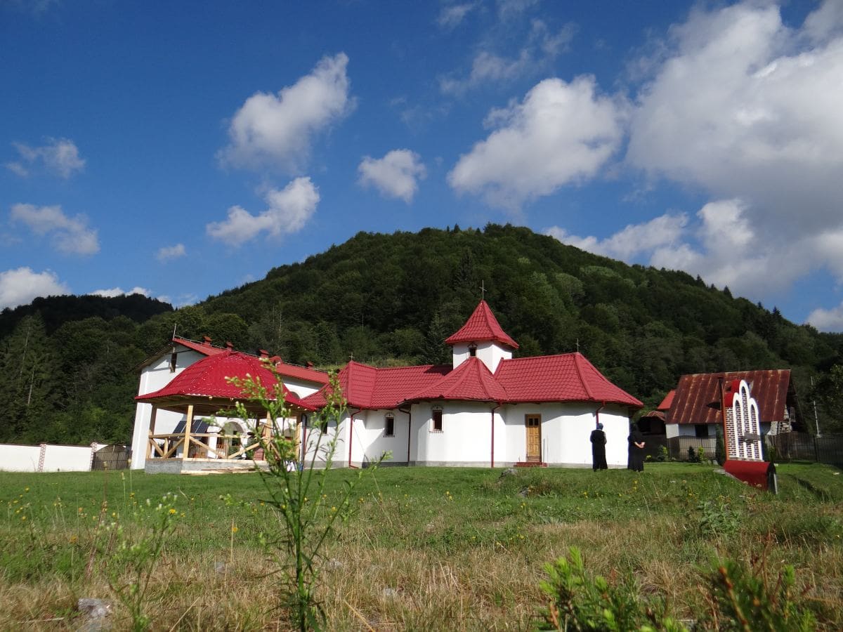 Descopera Manastirea Runcu - Sanctuar de Liniste Interioara si Pace Sufleteasca