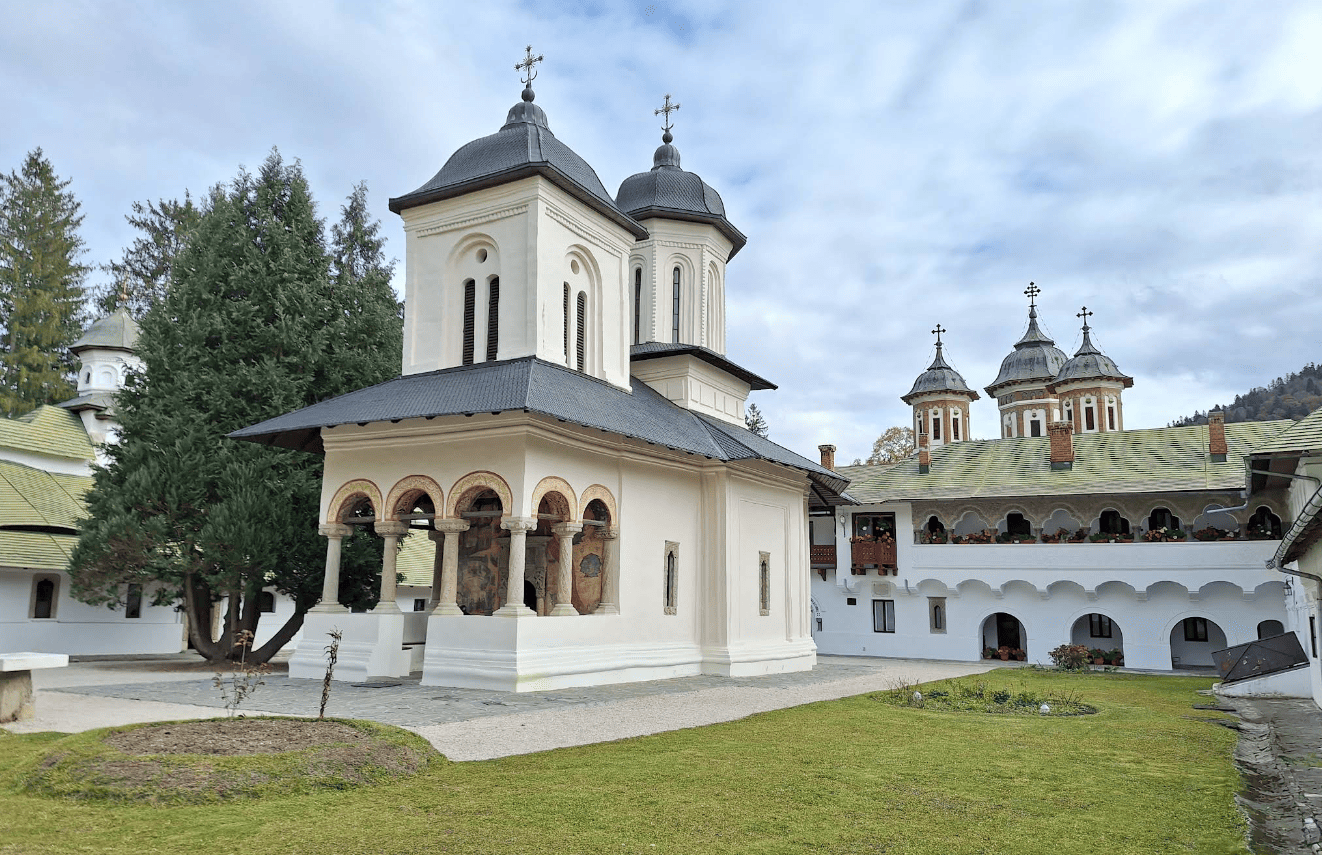 Manastirea Sinaia - Bijuterie Spirituala cu Traditie din Secolul XVII