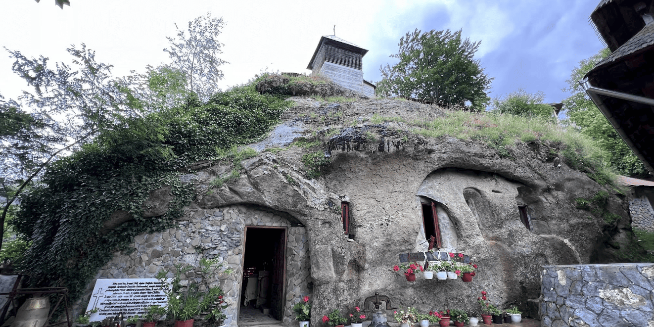 Calatorie in Timp la Manastirea Cetatuia – Negru Voda – Bijuterie Monahala a Romaniei Calatorie in Timp la Manastirea Cetatuia – Negru Voda - Bijuterie Monahala a Romaniei