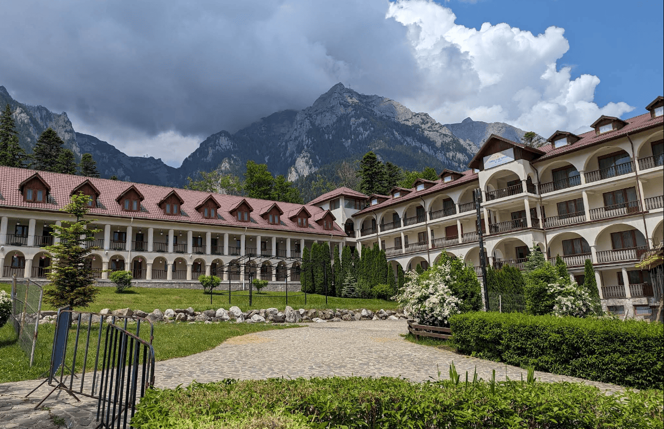 Manastirea caraiman – Un Loc de Reculegere si Meditatie Manastirea caraiman – Un Loc de Reculegere si Meditatie