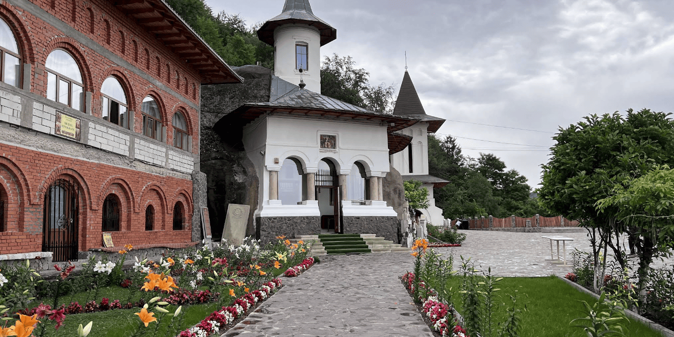 Manastirea Namaesti – Bijuterie Brancoveneasca la Poalele Fagarasilor Manastirea Namaesti - Bijuterie Brancoveneasca la Poalele Fagarasilor