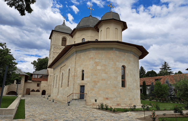 Manastirea Negru Voda Campulung – Marturie Vie a Traditiei Ortodoxe Manastirea Negru Voda Campulung - Marturie Vie a Traditiei Ortodoxe