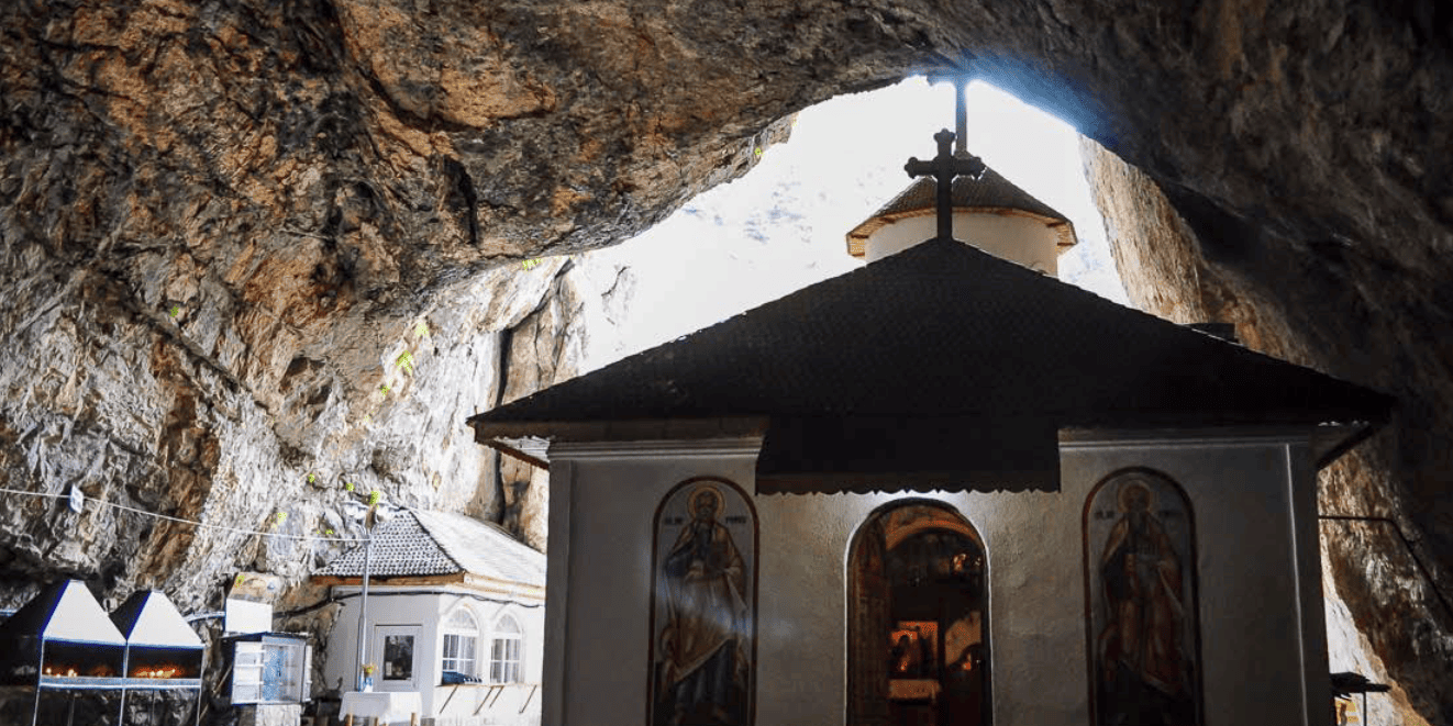 Descopera Inima Bucegilor: Pestera Ialomitei – Cheile Zanoagei – Cascada 7 Izvoare Descopera Inima Bucegilor: Pestera Ialomitei - Cheile Zanoagei - Cascada 7 Izvoare