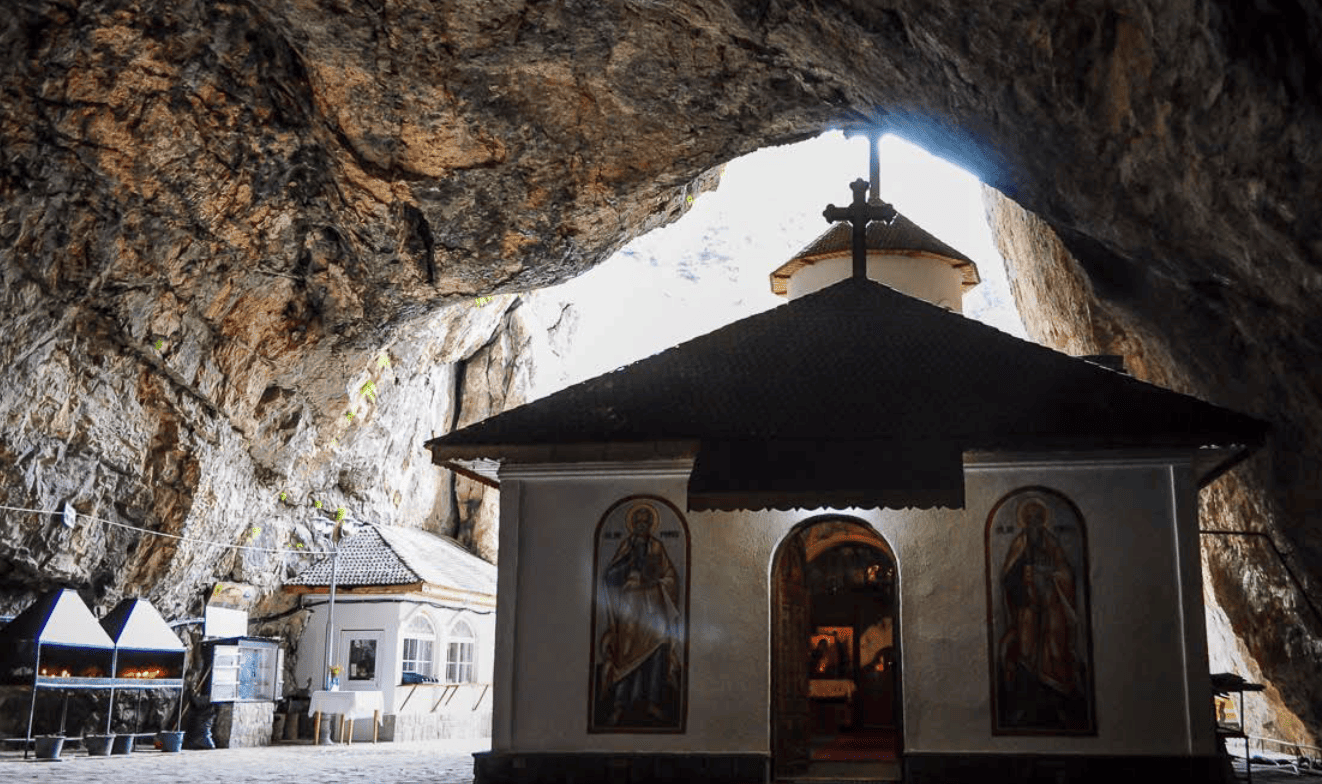 Descopera Inima Bucegilor: Pestera Ialomitei – Cheile Zanoagei – Cascada 7 Izvoare Descopera Inima Bucegilor: Pestera Ialomitei - Cheile Zanoagei - Cascada 7 Izvoare