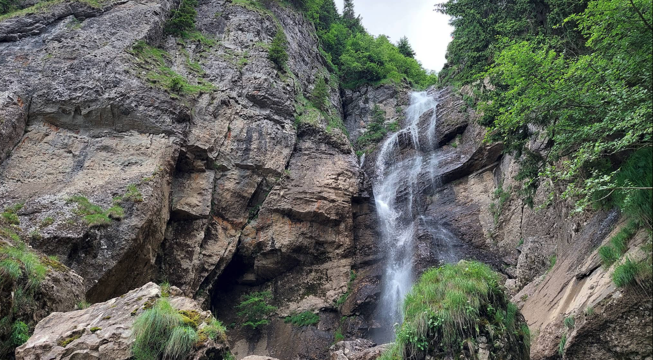 Cascadele Vanturis – Bijuterie Ascunsa a Traseelor Turistice din Valea Prahovei Cascadele Vanturis - Bijuterie Ascunsa a Traseelor Turistice din Valea Prahovei